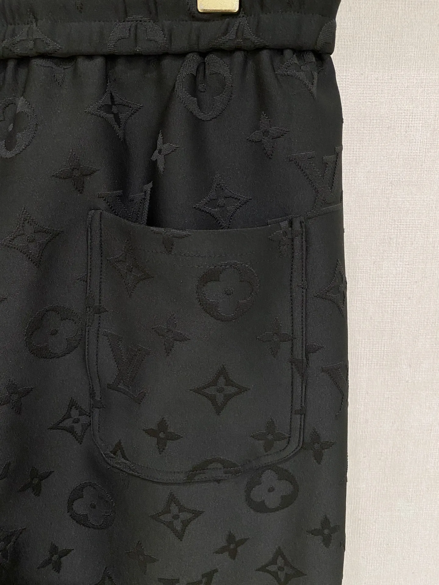 🅿️720 LV hot-selling suit is coming. Focus on the original version of the official website. 2025 new hot-selling cardigan suit. The original order is the best. 🇭🇰The meticulous work of top designers. It has a fitting and perfect upper body effect. All-natural high-quality Tencel Roman cotton 100%, close-fitting comfort, noble and elegant! Original hardware embodies elegance and nobility! Counter size: M-3XL (maximum wear up to 190 pounds)
